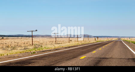 La route 66 entre Seligman et Kingman US 66 a été créée le 11 novembre 1926, avec la signalisation routière érigé l'année suivante. Il est devenu un symbole de l'es Banque D'Images