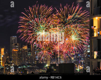 Minuit Nouvelle Année d'artifice dans la ville de Sydney CBD vu depuis les balcons de grands gratte-ciel d'habitation par des personnes bénéficiant d'une célébration Banque D'Images