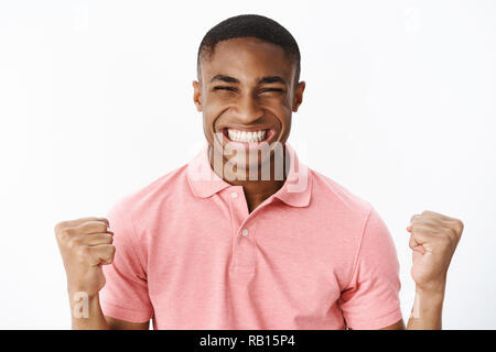 Heureux heureux et joyeux young african american sportsman work à applaudir et sourire ravi la victoire avec large sourire, le strabisme se sentir très heureux avec victoire réussie Banque D'Images