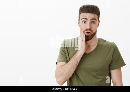 N'a pas uxpect recevoir baiser. Portrait de surpris surpris et émerveillé de charmant petit ami toucher joue en tant qu'obtention mwah le Jour de Valentines de jolie collègue, un halètement drop jaw Banque D'Images