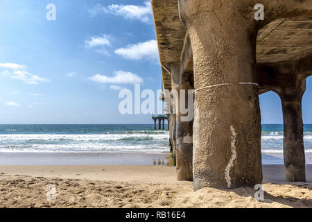 Le long et sous la jetée de Manhattan Beach, Californie Banque D'Images