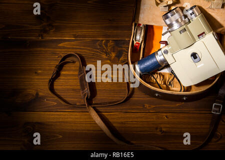 Vintage Super 8 caméra ciné de la Minolta 1960 8 Zoom avec son dossier d'origine sur fond de bois Banque D'Images