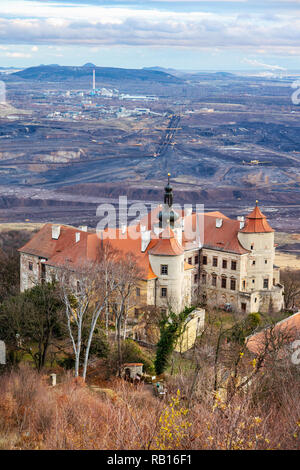 Zámek Jezeří, Důl Československé.armády 30, Severní Čechy, Česká republika / château de Jezeri, CSA pit, le nord de la Bohême, République Tchèque Banque D'Images