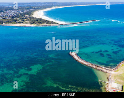 Vue aérienne du canal de Swansea, à l'embouchure du lac Macquarie qui est la plus grande de l'eau salée du lac. Swansea - , Australie Banque D'Images