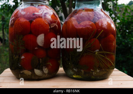 Des tomates en conserve dans un bocal en verre sont prêts pour l'hiver Banque D'Images
