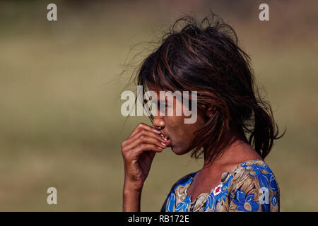 Jeune fille au Refuge d'oiseaux de Thol, Gujarat Banque D'Images