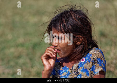 Jeune fille au Refuge d'oiseaux de Thol, Gujarat Banque D'Images