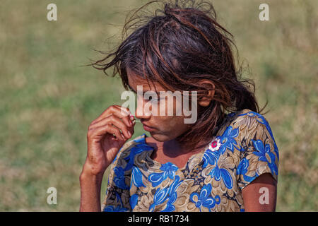 Jeune fille au Refuge d'oiseaux de Thol, Gujarat Banque D'Images