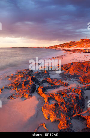 Les roches calcaires à Watermans Bay au coucher du soleil. Marmion Marine Park, Australie occidentale Banque D'Images