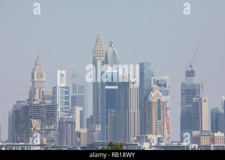 Dubai Downtown soir timelapse avec Burj Khalifa et autres tours paniramic vue du sommet à Dubaï, Émirats arabes unis. Les ombres se déplace très fas Banque D'Images