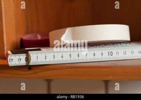 Ruban de papier blanc et du multimètre sur les étagères. Close up Outils pour le bâtiment Banque D'Images