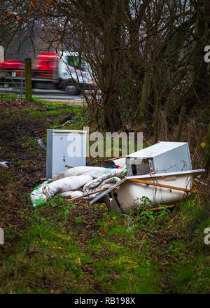 Les décharges sauvages déchets dans la campagne du Cheshire Banque D'Images