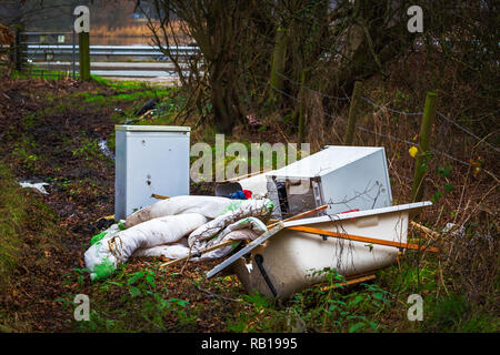 Les décharges sauvages déchets dans la campagne du Cheshire Banque D'Images