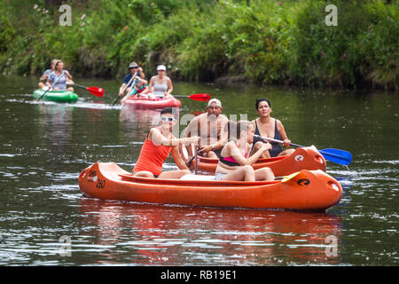 Les personnes actives, de la rivière en canoë sur la rivière d'aventure estivale, République Tchèque Banque D'Images