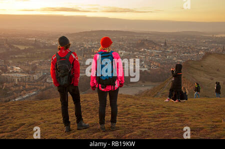Les randonneurs et les touristes à la recherche sur la ville d'Édimbourg, Écosse, Royaume-Uni, Europe Banque D'Images