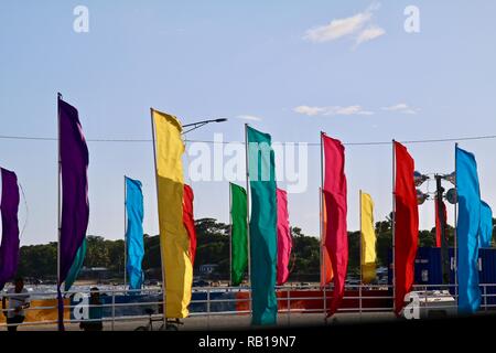 Les bannières colorées flottant au vent par un lac Banque D'Images