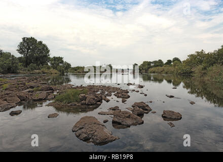 Petit bras latéral de la rivière Zambèze près de Livingstone, Zambie Banque D'Images