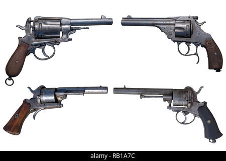 Quatre revolvers anciens isolé sur fond blanc. Banque D'Images