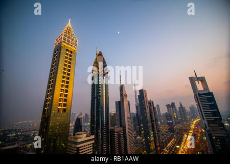 Dubaï, Émirats arabes unis - Octobre 2018. Toits de Dubaï et du centre-ville de gratte-ciel sur le coucher du soleil. L'architecture moderne avec les tours d'habitation sur la célèbre métropole Banque D'Images