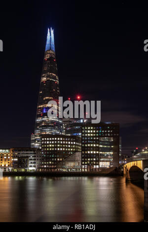 Belle gratte-ciel d'échardes au centre de Londres à la fin de nuit près de la rivière Thames. Londres et feux de nuit et de beaux reflets. Banque D'Images