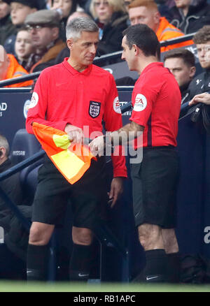 Quatrième officiel Paul Marsden (à droite) s'allume pour remplacer Simon Long (à gauche) en tant que juge de ligne au cours de l'Emirates en FA Cup, troisième tour à l'Eithad Stadium, Manchester. Banque D'Images