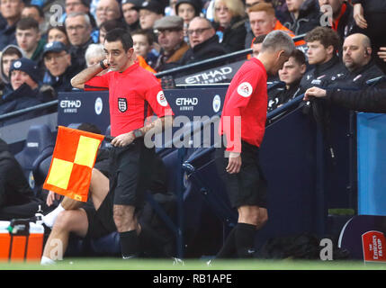 Quatrième officiel Paul Marsden (à gauche) s'allume pour remplacer Simon Long (droite) en tant que juge de ligne au cours de l'Emirates en FA Cup, troisième tour à l'Eithad Stadium, Manchester. Banque D'Images