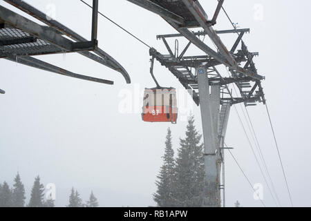 Un ski-lift vide les cabines et l'installation de remontées mécaniques Banque D'Images