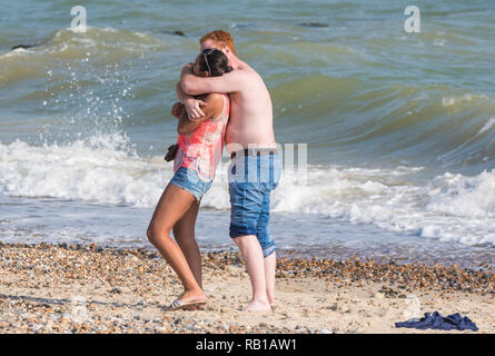 Apparemment, un jeune couple appréciant d'être au bord de la mer ensemble lors d'un jour de printemps au Royaume-Uni. Tous les jours. Banque D'Images