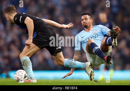 Rotherham United's s Vaulks (à gauche) et Manchester City's Gabriel Jésus bataille pour la balle au cours de l'Emirates en FA Cup, troisième tour à l'Eithad Stadium, Manchester. Banque D'Images