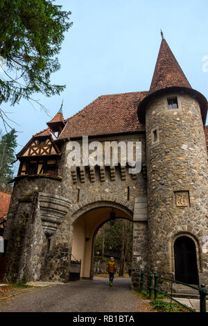 SINAIA, Roumanie - le 6 novembre 2018. L'architecture du bâtiment dans le parc du château de Peles, Sinaia, Roumanie. Banque D'Images