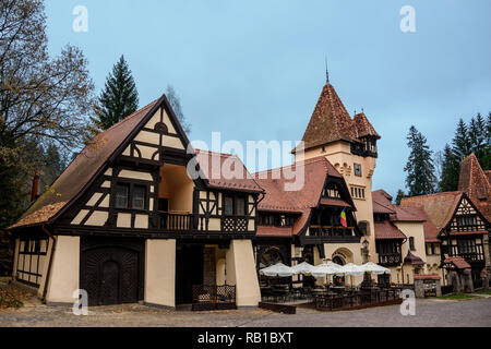 SINAIA, Roumanie - le 6 novembre 2018. La Tunuri , Économat Villa dans le parc du château de Peles, hôtel-restaurant Cafe. Banque D'Images