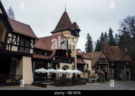 SINAIA, Roumanie - le 6 novembre 2018. La Tunuri , Économat Villa dans le parc du château de Peles, hôtel-restaurant Cafe. Banque D'Images