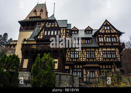 SINAIA, Roumanie - le 6 novembre 2018. Vue sur château Pelisor célèbre situé à côté du château de Peles de Sinaia , la ville, la Vallée de Prahova, Roumanie. Banque D'Images