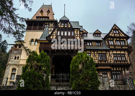 SINAIA, Roumanie - le 6 novembre 2018. Vue sur château Pelisor célèbre situé à côté du château de Peles de Sinaia , la ville, la Vallée de Prahova, Roumanie. Banque D'Images