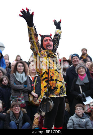 Le groupe de Lions partie des artistes professionnels sur Bankside, au cours de l'Assemblée Douzième Nuit de célébrations sur la rive sud, au centre de Londres. Banque D'Images