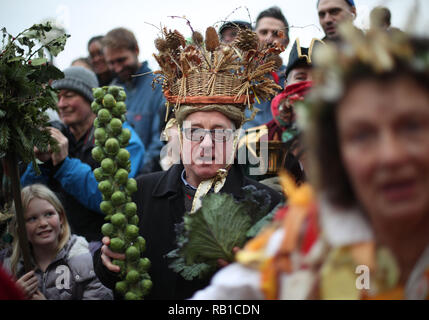 Les Lions d'artistes-interprètes professionnels de groupe d'une couronne Roi et Reine pour le jour choisi par le public, sur le Bankside, au cours de l'Assemblée Douzième Nuit de célébrations sur la rive sud, au centre de Londres. Banque D'Images