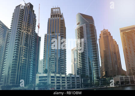 La marina de Dubaï, Emirats Arabes Unis. Lever de soleil sur l'horizon de la ville moderne. Banque D'Images