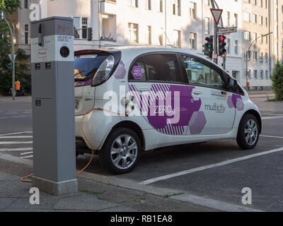 BERLIN, ALLEMAGNE - 18 juin 2017 : voiture à la station de charge pour les véhicules électriques, Point de recharge de la ville de Berlin Banque D'Images