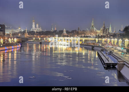 = Aube sur la période des vacances d'hiver à Moscou  = Vue du pont sur le Bolchoï Ustinsky Moskvoretskaya de remblai Moskva, Z Banque D'Images