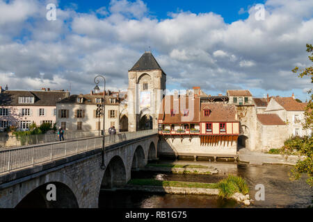 Vue de Moret-sur-Loing avec le pont sur la rivière Loing et la porte de Bourgogne sur une journée ensoleillée. Ile de France, France. Banque D'Images