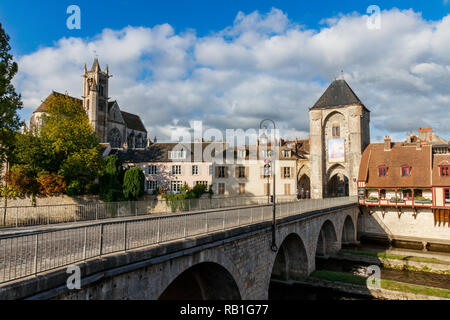 Vue de Moret-sur-Loing avec le pont sur la rivière Loing, porte de Bourgogne et l'église Notre Dame sur une journée ensoleillée. Ile de France, France. Banque D'Images