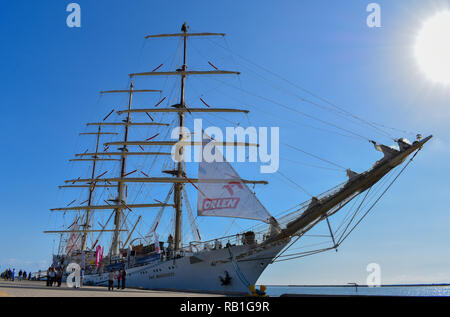 San Pedro, ca. 27 déc., 2018 - Le grand navire à voiles, Dar Mlodziezy, a visité le port de San Pedro. Ce navire vient de Gdynia, Pologne. Banque D'Images