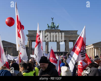 BERLIN, ALLEMAGNE - 14 février 2017 : Des manifestants lors d'une démonstration à GEW Union du travail porte de Brandebourg, Berlin Banque D'Images