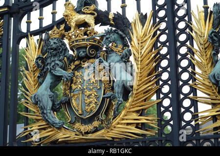 Les armoiries royales sur le Canada Gate près de Buckingham Palace, London, UK. Banque D'Images