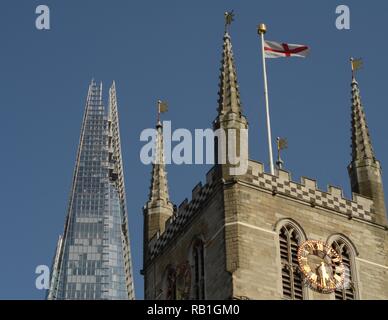 Le Shard plane au-dessus de la cathédrale de Southwark, près de la rive sud de la Tamise, Londres, Royaume-Uni. Banque D'Images