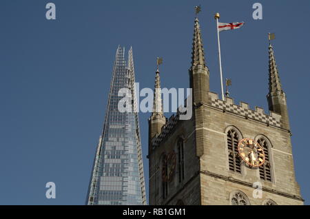 Le Shard plane au-dessus de la cathédrale de Southwark, près de la rive sud de la Tamise, Londres, Royaume-Uni. Banque D'Images