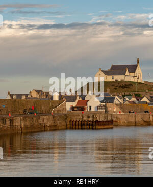 Scène portuaire Findochty, Moray, Écosse sous le soleil d'hivers de l'après-midi. Banque D'Images