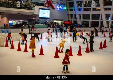 Patinoire de glace de glacier au Festival à pied avec nom et logo en arrière-plan à Hong Kong, Chine Banque D'Images