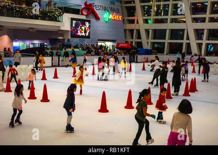 Patinoire de glace de glacier au Festival à pied avec nom et logo en arrière-plan à Hong Kong, Chine Banque D'Images