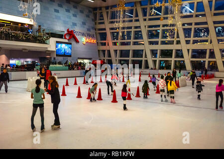 Patinoire de glace de glacier au Festival à pied avec nom et logo en arrière-plan à Hong Kong, Chine Banque D'Images